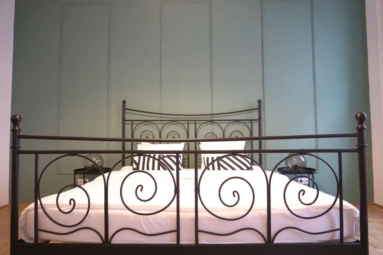 Large - Great For Groups - With Balcony Or Terrace Viena