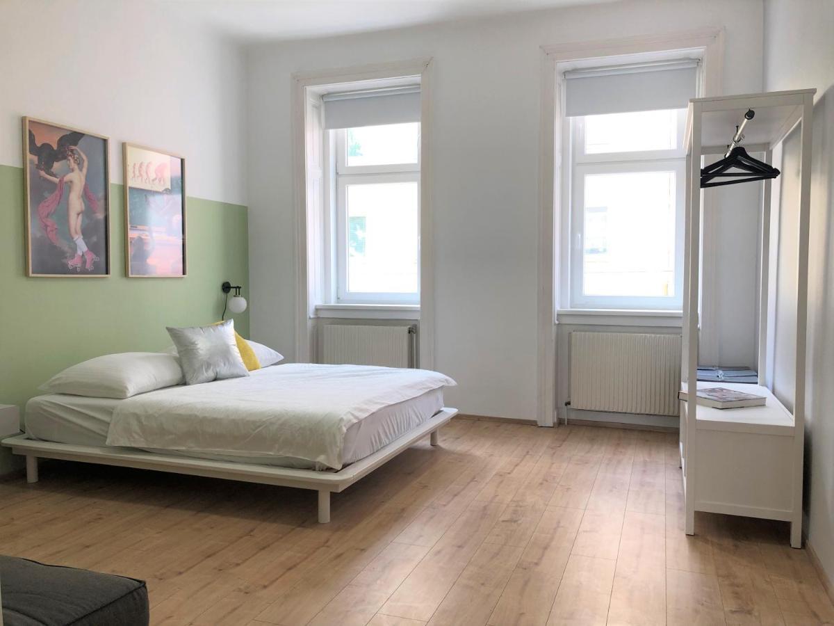 Large - Great For Groups - With Balcony Or Terrace Apartamento Viena